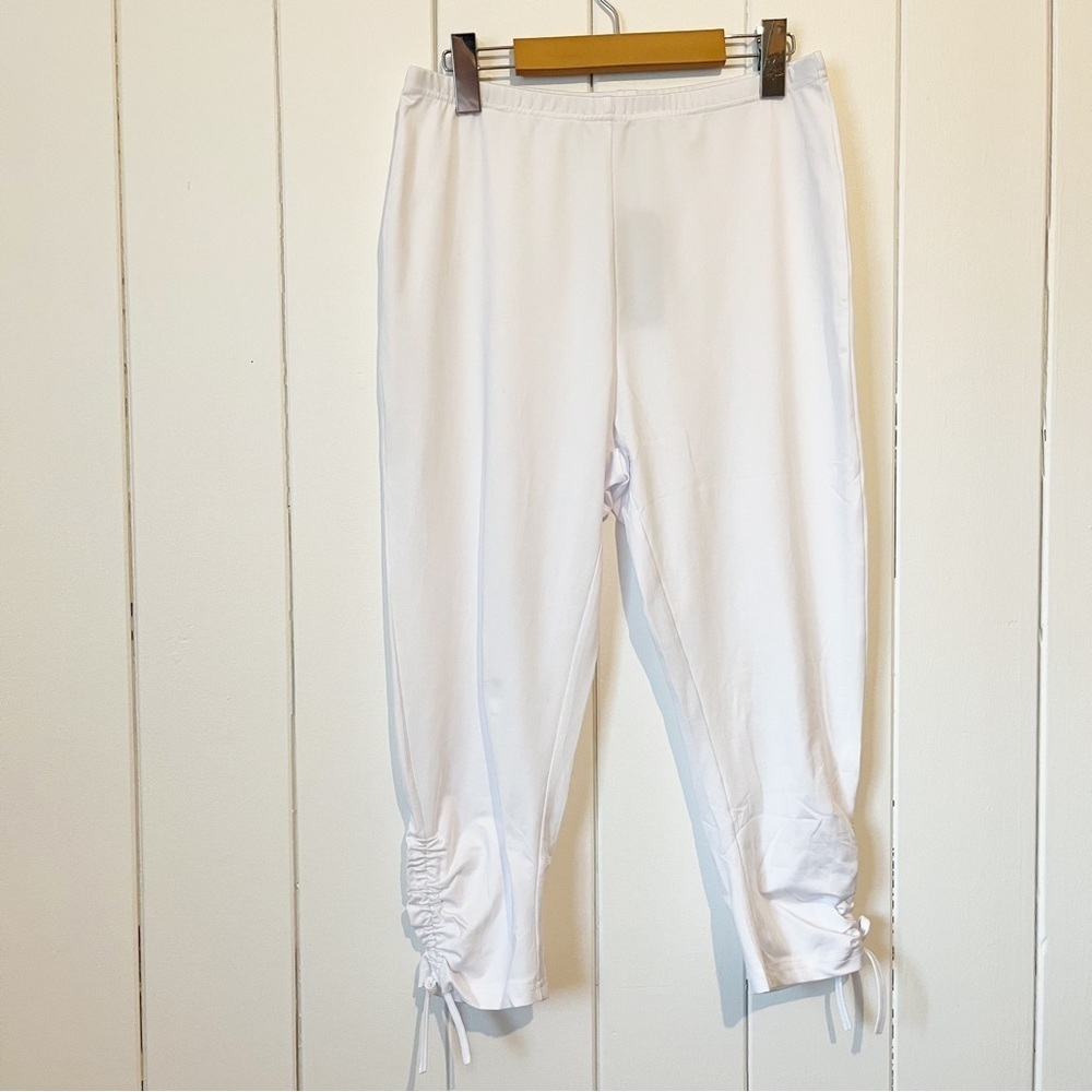 Noracora White Capris. Size Medium. NWT.